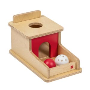 Objektipüsivuse kast alusega – arendab pilk‑käe koordinatsiooni ja objekti püsimise tajumist. GAM (Gonzagarredi) Montessori