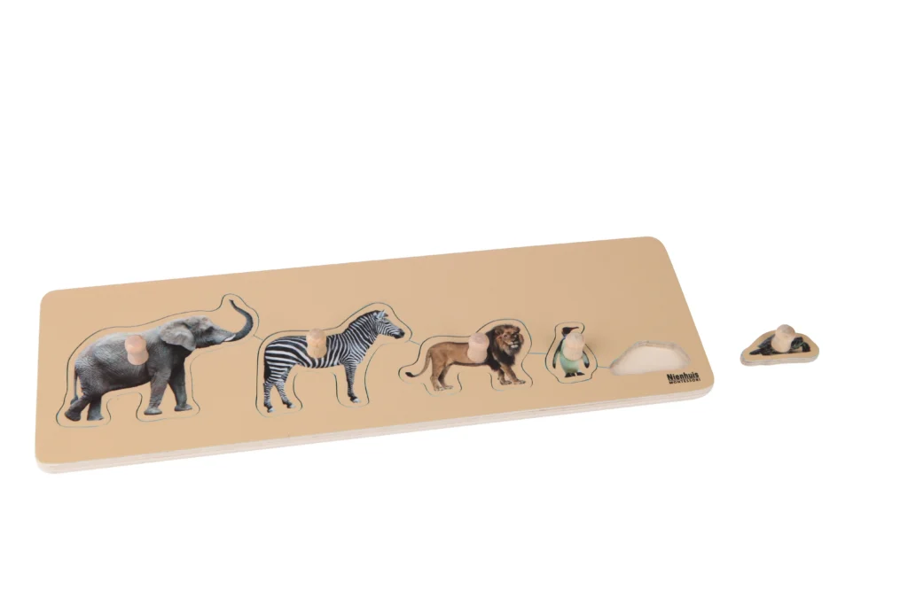 044450 (HR)_webp Klassikaline puidust nuppudega pusle, mis tutvustab väikelapsele viite tuntud looma. Realistlikud pildid ja käepärased nupud teevad sellest ideaalse esimese pusle.