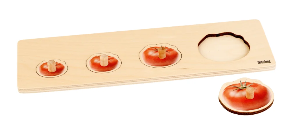 044530(HR)_webp Kvaliteetne puidust pusle kõige pisematele, millel on kujutatud neli realistlikku tomatit. Suured puidust nupud teevad haaramise lihtsaks ja arendavad käe-silma koordinatsiooni.