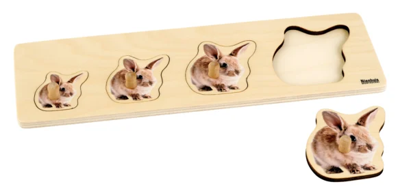 044630(HR)_webp Kvaliteetne puidust pusle kõige pisematele, millel on kujutatud neli realistlikku jänest. Suured puidust nupud teevad haaramise lihtsaks ja arendavad käe-silma koordinatsiooni.